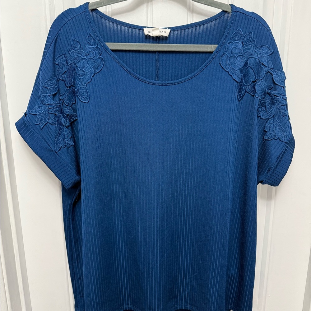 Rio & Ryan New York Blue Ribbed Cap Sleeve Top Size 1X With Lace Detail (22-14)